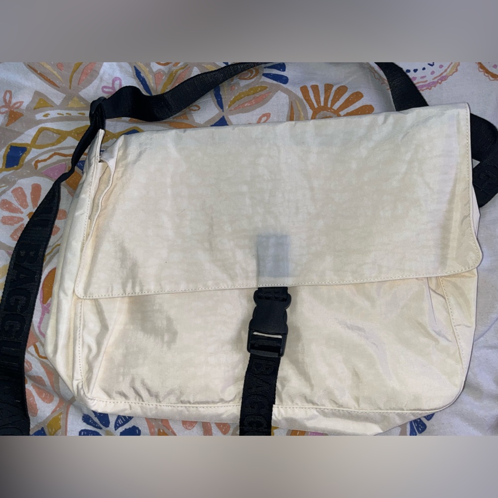 BAGGU Ivory Nylon Messenger Bag NEW LAST ONE